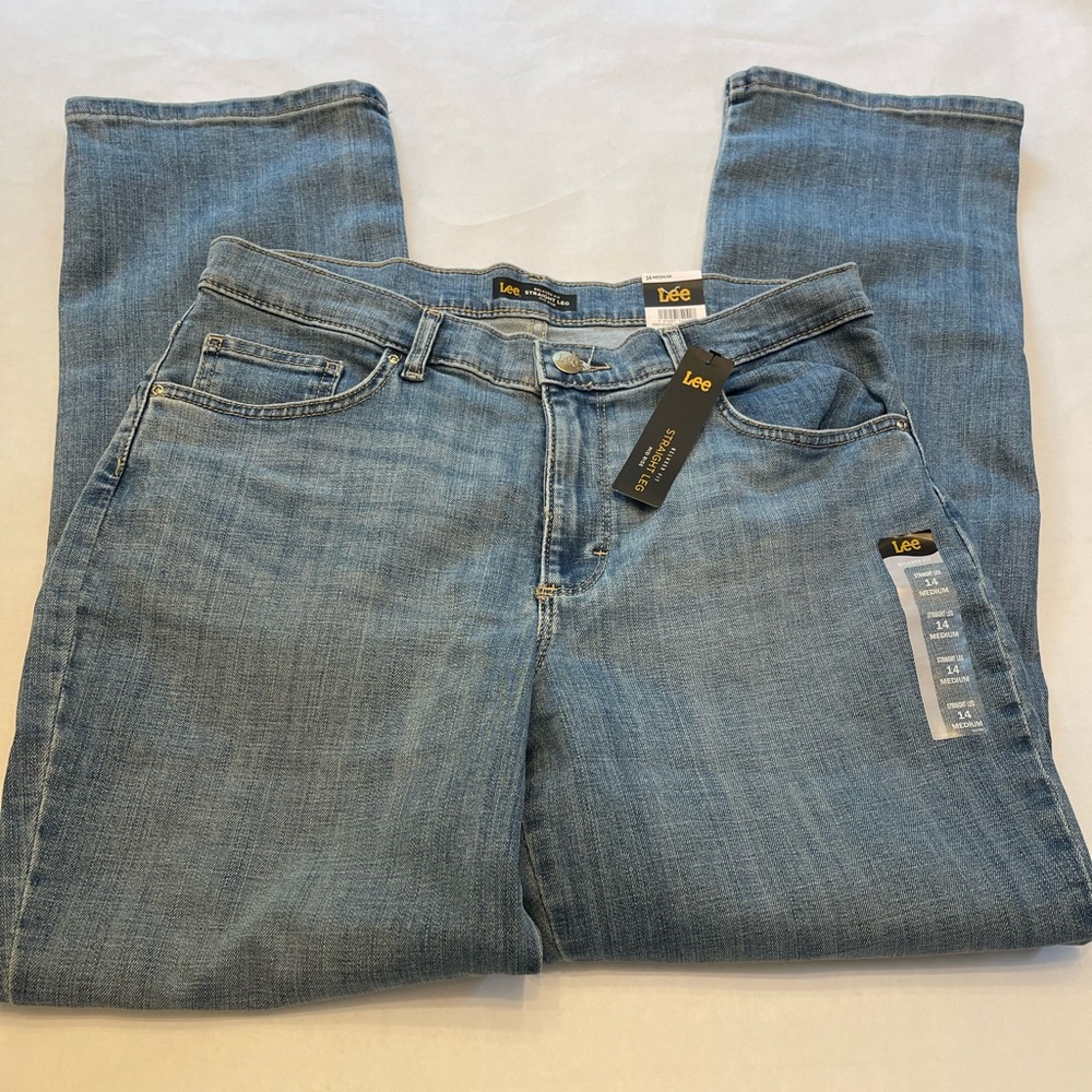 Lee Relaxed Fit Straight Leg mid rise women’s jeans.  Size 14 medium